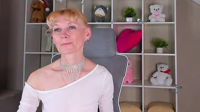 Snapshot of Julie_Lucas chatting on April 2026 04:46:01 AM Julie Lucas online show from April 2026 04:46:01 AM