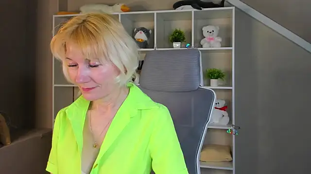 Snapshot of Julie_Lucas chatting on April 2026 12:43:02 AM Julie Lucas online show from April 2026 12:43:02 AM