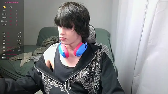 Snapshot of LeonBoykisser chatting on February 2026 08:35:01 AM LeonBoykisser online show from February 2026 08:35:01 AM