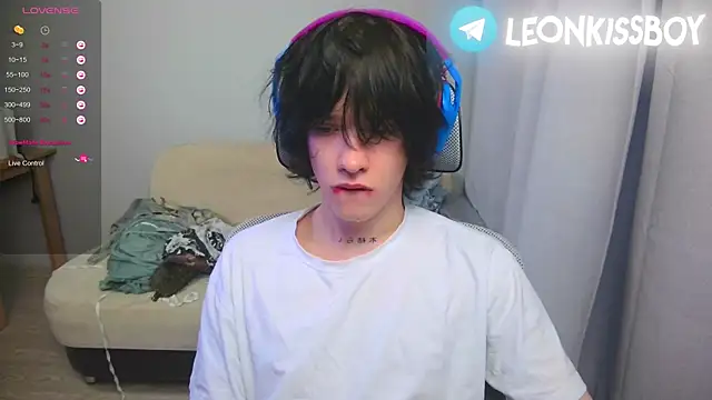 LeonBoykisser online show from April 2026 12:49:02 AM