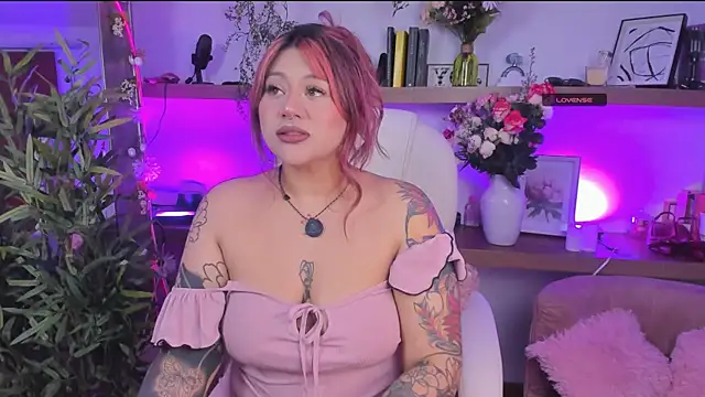 Snapshot of _Lorraine_v chatting on June 2026 08:55:02 PM Lorraine v online show from June 2026 08:55:02 PM