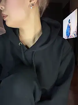 BADBITCHISAKI online show from April 2026 01:32:02 PM