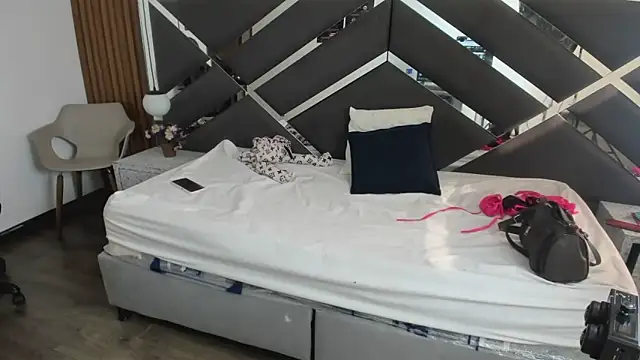 Ambarross  online show from April 2026 12:46:02 PM