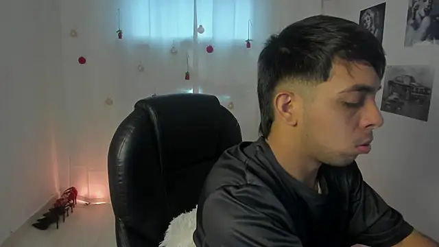 Snapshot of shooting_wilson chatting on February 2026 06:17:02 PM shooting wilson online show from February 2026 06:17:02 PM