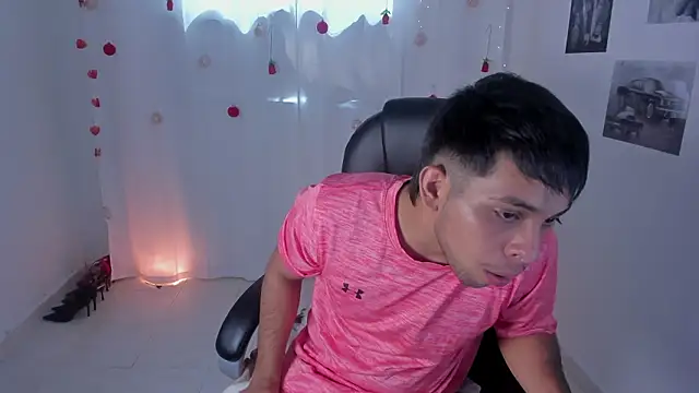 Snapshot of shooting_wilson chatting on February 2026 06:01:01 PM shooting wilson online show from February 2026 06:01:01 PM