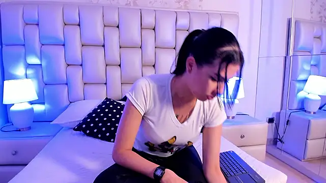 naomi heat  online show from January 2026 11:15:02 AM