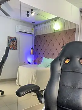 Auri   online show from February 2026 07:34:02 PM