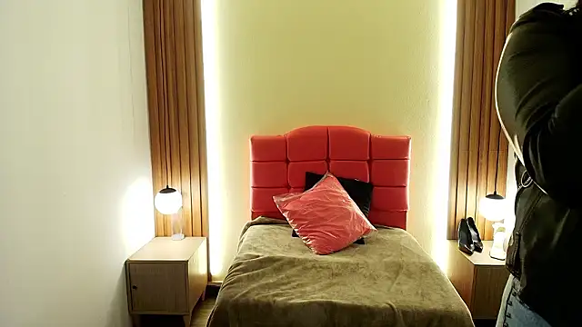 IvonneRoss  online show from February 2026 12:00:01 PM