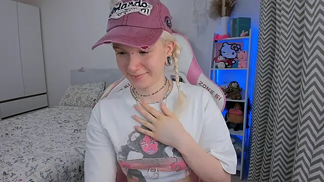 Snapshot of Mia_WaterFall chatting on February 2026 03:44:02 AM Mia WaterFall online show from February 2026 03:44:02 AM