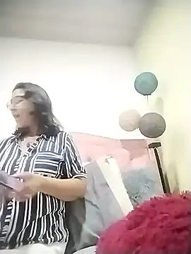 Snapshot of RosseLaure chatting on February 2026 01:37:02 AM RosseLaure online show from February 2026 01:37:02 AM