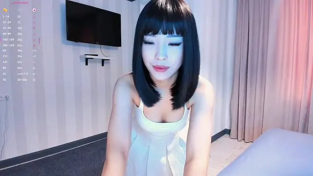 laumalove online show from February 2026 05:12:02 AM