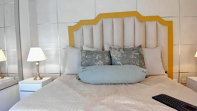 Crystal Rose   online show from February 2026 11:35:02 AM