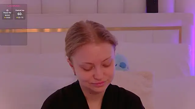 Snapshot of MollyHilton chatting on February 2026 06:03:02 PM MollyHilton online show from February 2026 06:03:02 PM