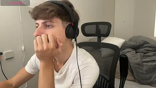 Snapshot of vitoraugustoxxx chatting on February 2026 02:43:02 PM vitoraugustoxxx online show from February 2026 02:43:02 PM