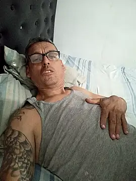 Carlos-0425 online show from May 2026 04:42:02 AM
