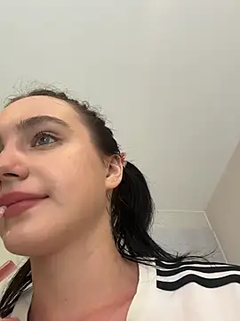 MiaTee online show from March 2026 03:44:01 AM