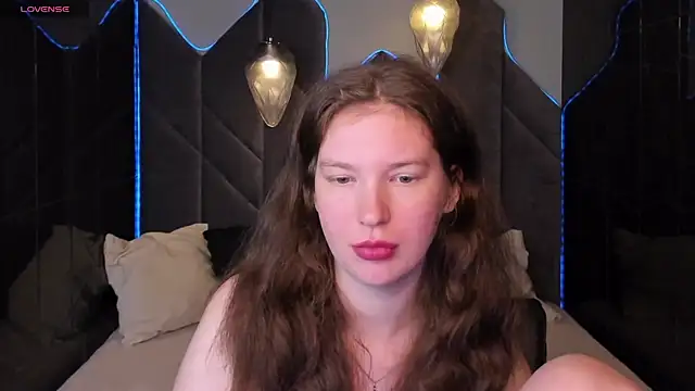 Luna Tide online show from April 2026 11:33:02 PM