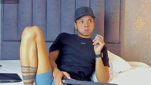 Alejandroo Montenegro online show from March 2026 10:13:02 PM