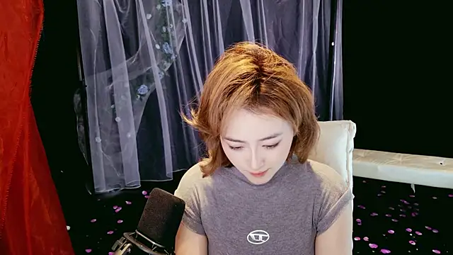 Lady-Mia777 online show from April 2026 02:53:02 AM