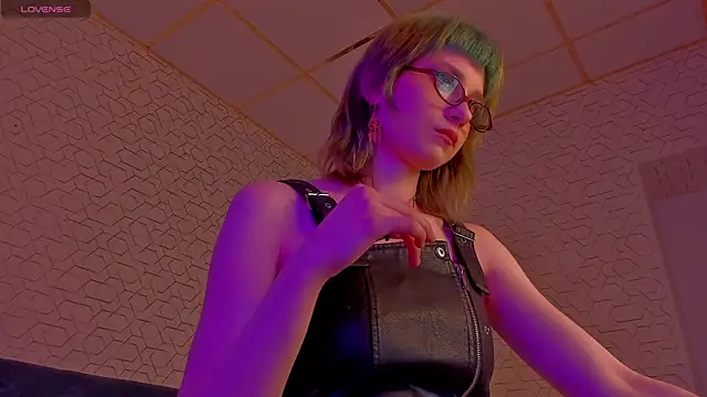 Scarle Whisper online show from April 2026 09:04:01 AM