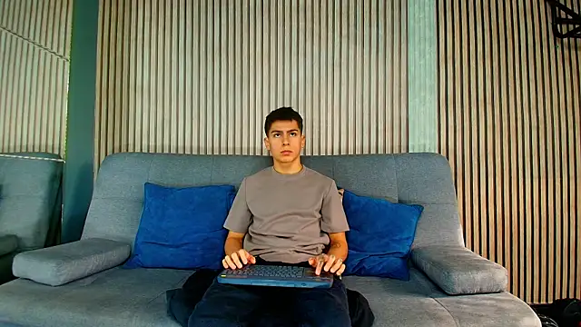 Snapshot of Aron_pulse chatting on February 2026 01:17:01 PM Aron pulse online show from February 2026 01:17:01 PM