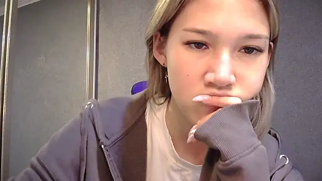 lilXdomiii online show from April 2026 09:33:02 AM