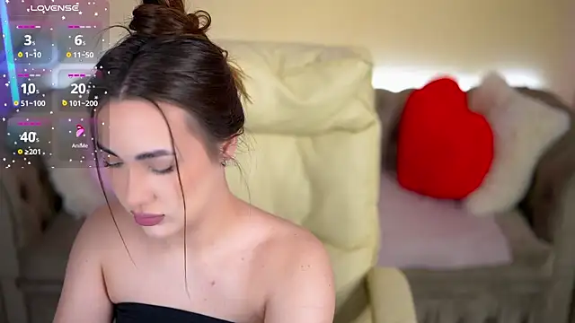 Snapshot of OliviaMoore_ chatting on February 2026 01:43:01 PM OliviaMoore online show from February 2026 01:43:01 PM