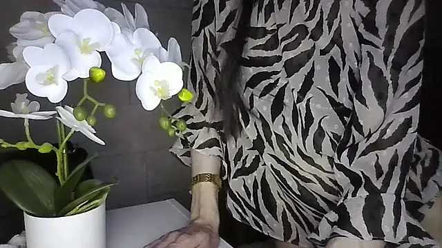 JuliaLovely online show from April 2026 07:07:02 PM