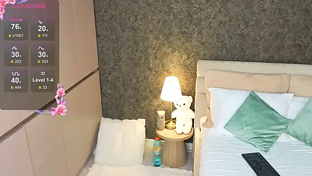 AuraM00n online show from April 2026 07:19:01 PM