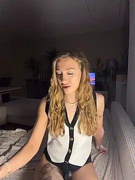 romyxxs online show from April 2026 07:22:01 PM