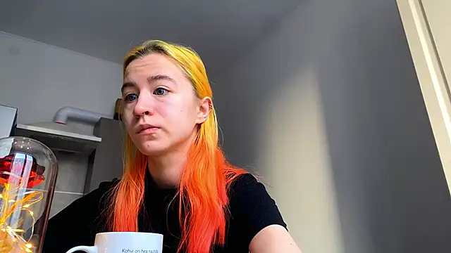 Snapshot of EmilyHein chatting on February 2026 07:02:01 AM EmilyHein online show from February 2026 07:02:01 AM