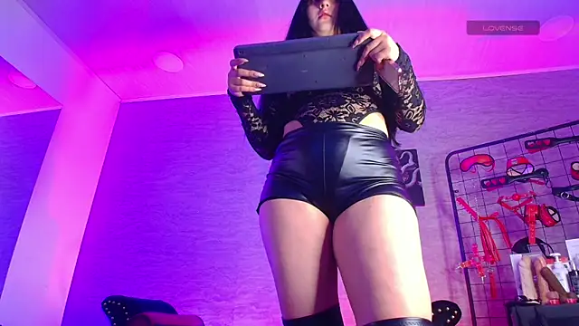 MadameDaphnee online show from February 2026 11:05:02 AM