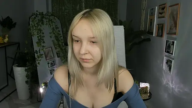 Snapshot of MaoqiBeverly chatting on April 2026 04:57:02 AM MaoqiBeverly online show from April 2026 04:57:02 AM
