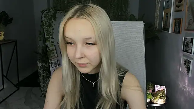 Snapshot of MaoqiBeverly chatting on April 2026 07:01:01 AM MaoqiBeverly online show from April 2026 07:01:01 AM