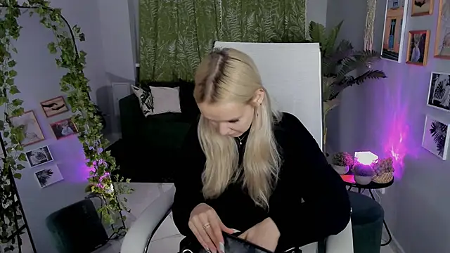 Snapshot of MaoqiBeverly chatting on May 2026 01:27:02 PM MaoqiBeverly online show from May 2026 01:27:02 PM