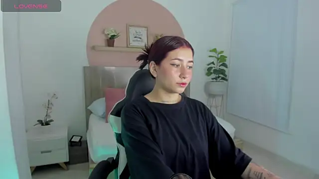 charlottee27  online show from February 2026 07:25:02 PM