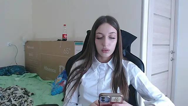 Snapshot of CutieWorm chatting on February 2026 11:06:02 AM CutieWorm online show from February 2026 11:06:02 AM