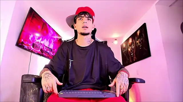 Snapshot of miguel_aguirre_ chatting on February 2026 01:38:02 PM miguel aguirre online show from February 2026 01:38:02 PM