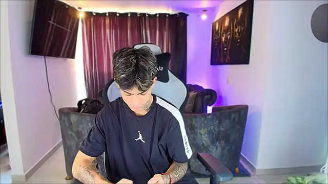 Snapshot of miguel_aguirre_ chatting on February 2026 12:56:02 PM miguel aguirre online show from February 2026 12:56:02 PM