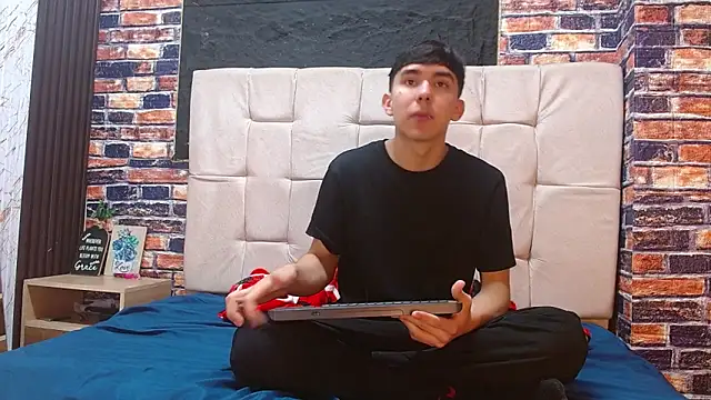 massimoferrera303av online show from February 2026 06:48:01 PM