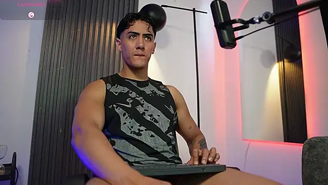 TaylerCross  online show from February 2026 06:01:02 PM