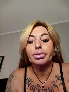 MiaMooly online show from October 2025 04:24:02 PM