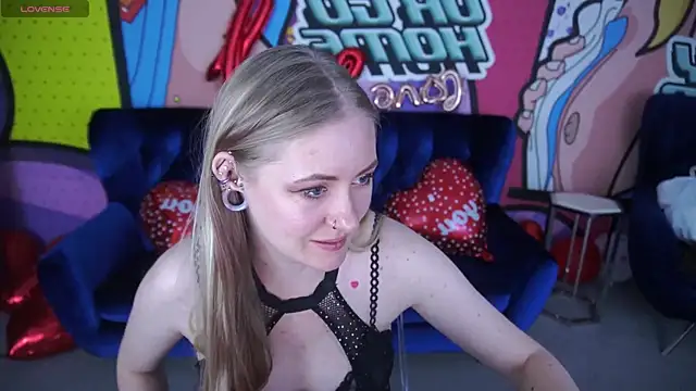 Snapshot of DramaQuenns chatting on February 2026 06:43:02 AM DramaQuenns online show from February 2026 06:43:02 AM