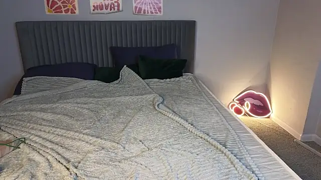 LovingWhisperr online show from February 2026 01:17:01 AM