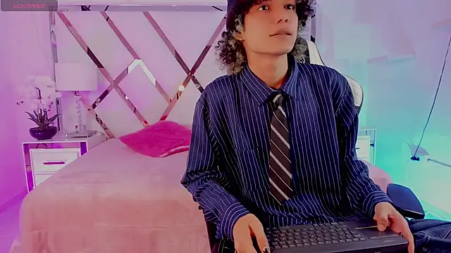 Snapshot of thanier_18 chatting on June 2026 08:30:02 PM thanier 18 online show from June 2026 08:30:02 PM