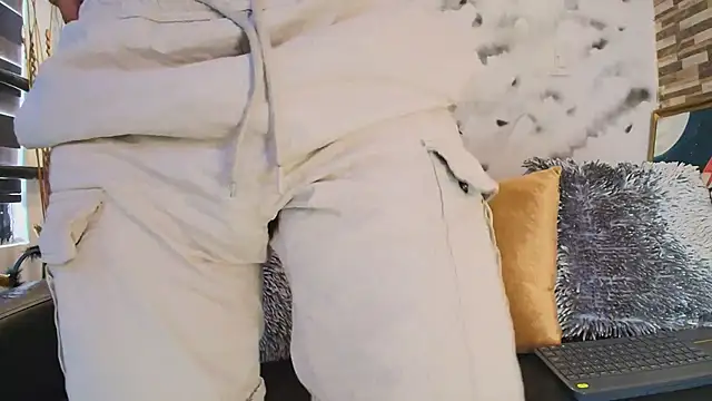 Max Hornye online show from April 2026 03:56:01 PM