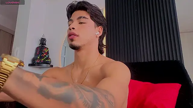 Snapshot of ARON_LUXX chatting on February 2026 02:11:02 PM ARON LUXX online show from February 2026 02:11:02 PM