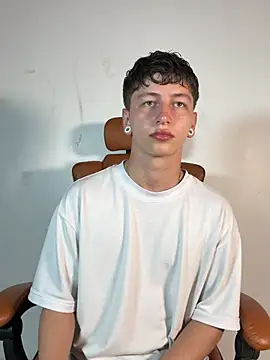 ARON LUXX online show from March 2026 11:20:02 PM