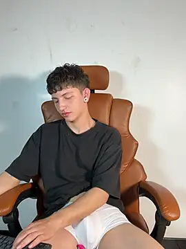 ARON LUXX online show from March 2026 05:41:02 PM