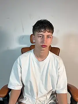 ARON LUXX online show from April 2026 02:03:02 PM